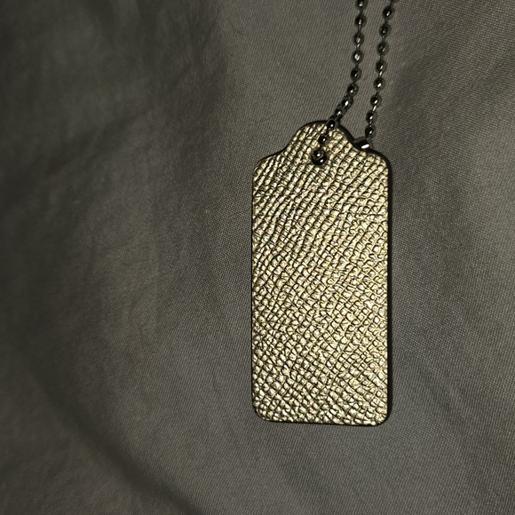 Coach pebbled leather gold hang tag EUC NO CALL OUTS - Picture 2 of 2
